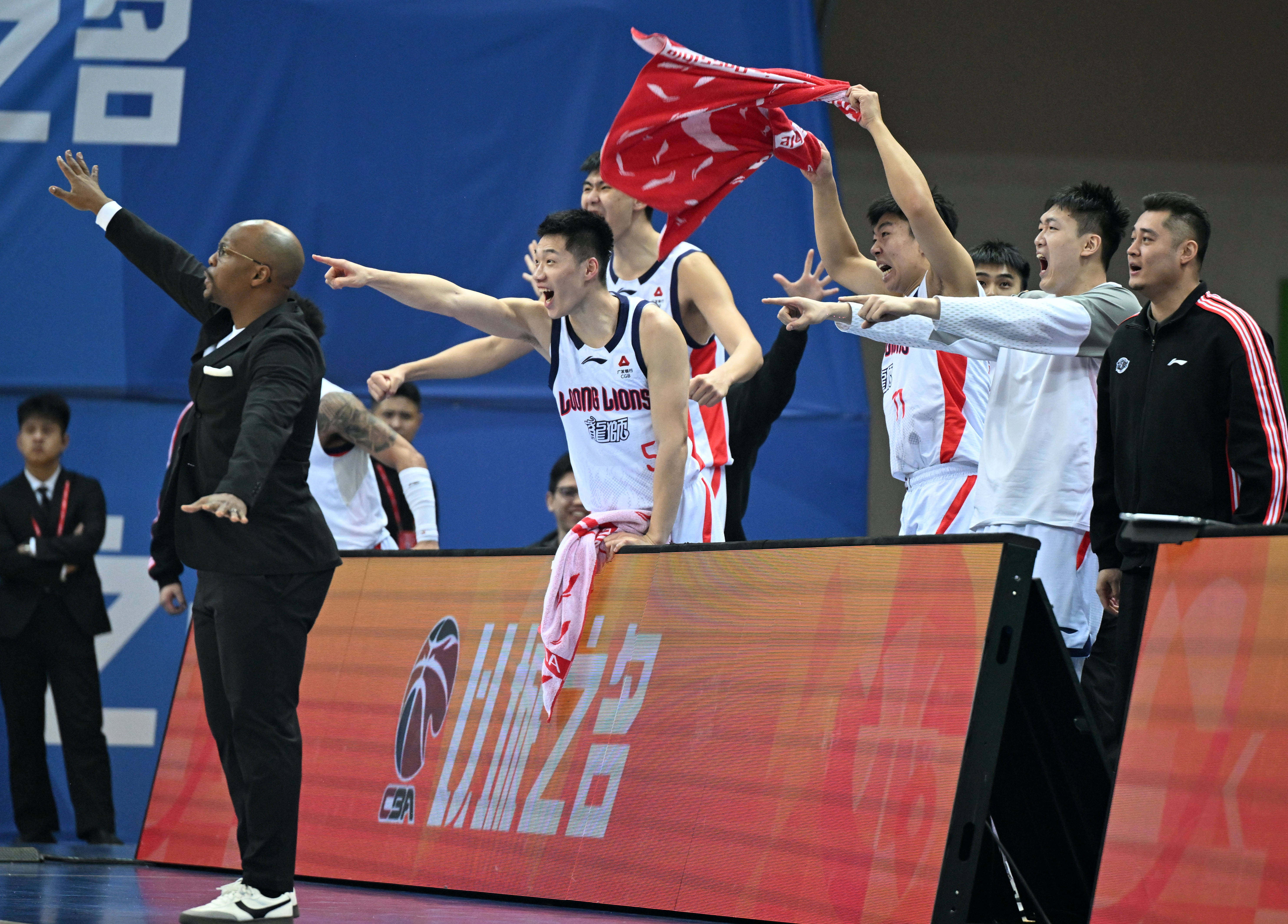 AYX体育平台山东男篮围绕NBA常规赛官宣签约新疆广汇调整名单备战欧冠，广州队迎CBA常规赛关键赛瞬间刷屏的简单介绍